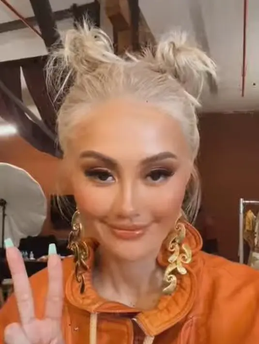 Saking pedasnya komentar netizen, haters Agnez Mo bahkan pernah menyebut penyanyi berusia 36 tahun ini sebagai barbie jelek. (instagram.com/agnezmo)