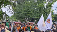 Ratusan mahasiswa unjuk rasa kawal putusan MK di DPRD Sumbar. (Liputan6.com/ ist)