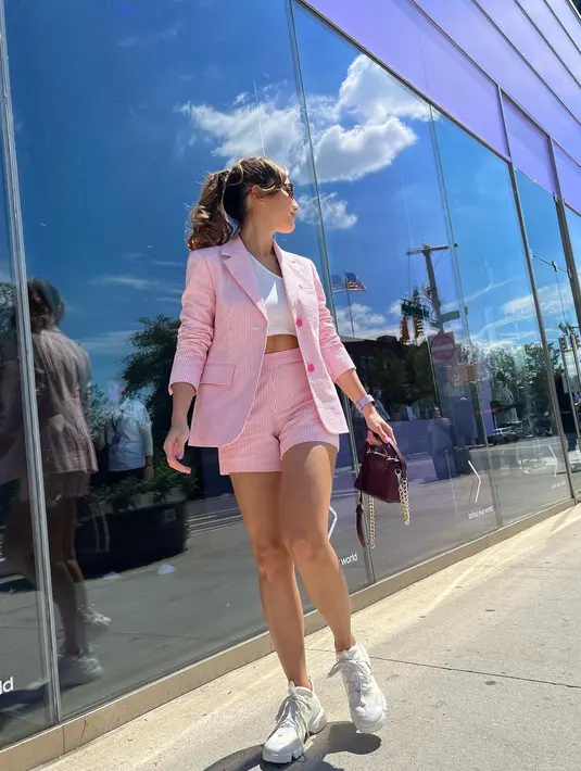 Pevita Pearce terlihat semakin cantik dengan gaya rambutnya yang dikuncir. Gaya Pevita Pearce pun sukses memikat netizen. Unggahan foto Pevita Pearce dibanjiri pujian dari netizen yang hampir sebagian besar lelaki!. (Instagaram/pevpearce)
