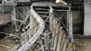 Petugas melakukan pembongkaran besi rangka jembatan Rawajati, Kalibata, Jakarta, Selasa (15/3). Gubernur DKI Basuki Tjahaja Purnama meminta Dinas PU segera membongkar Jembatan tersebut karena menjadi penyebab banjir. (Liputan6.com/Yoppy Renato)