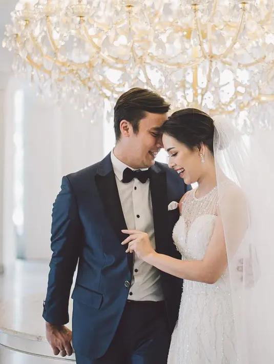 Rendy tampil mengenakan setelan jas hitam, lengkap dengan dasi kupu-kupunya. [@ladynayoan]