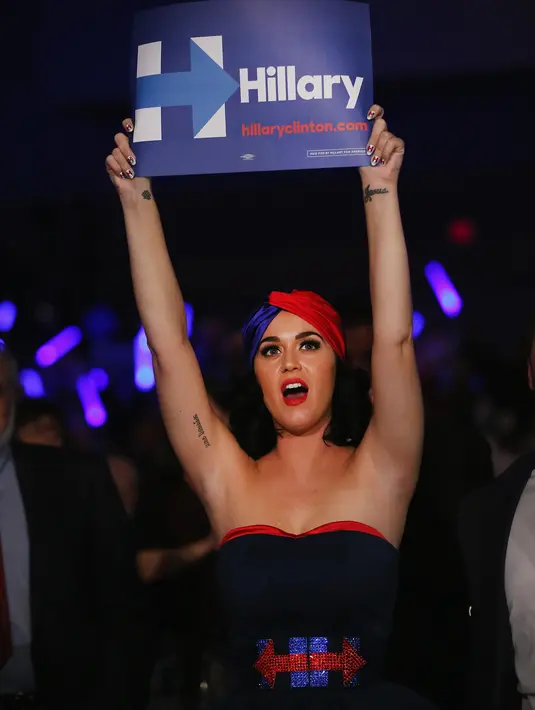 Terdapat hal unik di antara Katy Perry dan Hillary Clinton, keduanya memiliki tanggal ulang tahun yang berdekatan. Katy genap berusia 31 tahun pada 25/10/2015 sedangkan Hillary Clinton berusia 68 tahun pada 26/10/2015. (AFP/Bintang.com)