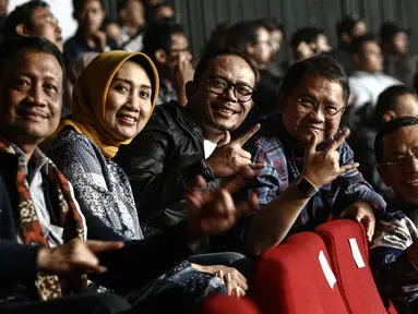 Menteri Tenaga Kerja Hanif Dhakiri (tengah) bersama Menkominfo Rudiantara (dua kanan) dan mantan menteri perindustrian Saleh Husein (kanan) saat menyaksikan konser Slank di Jakarta, Selasa (27/2). (Liputan6.com/Faizal Fanani)