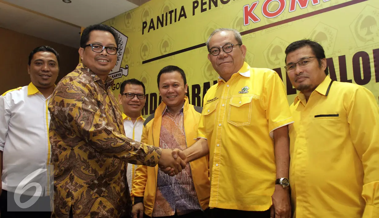 Wakil Ketua MPR Mahyudin (kiri) saat mendaftar sebagai ‎Caketum Partai Golkar di DPP Partai Golkar, Rabu (4/5). Balon Ketua Umum Partai Golkar yang mendaftar harus memenuhi persyaratan salah satunya membayar iuran sebesar 1 M. (Liputan6.com/Johan Tallo)