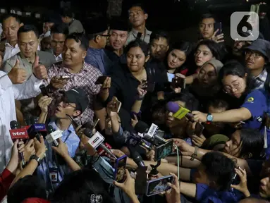 Presiden terpilih periode 2024-2029, Prabowo Subianto menyampaikan keterangan kepada para wartawan usai melakukan pertemuan dengan sejumlah tokoh di kediamannya di Kertanegara, Jakarta, Senin (14/10/2024). (Liputan6.com/Herman Zakharia)