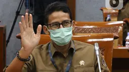 Menteri Pariwisata dan Ekonomi Kreatif Sandiaga Uno mengenakan masker saat Rapat Kerja dengan Komisi X di gedung DPR RI, Jakarta, Kamis (14/1/2021). Rapat dipimpin Ketua Komisi X Saiful Guda dari Fraksi PKB didampingi Hetifah Sjaifudian dari Fraksi Partai Golkar. (Liputan6.com/Angga Yuniar)