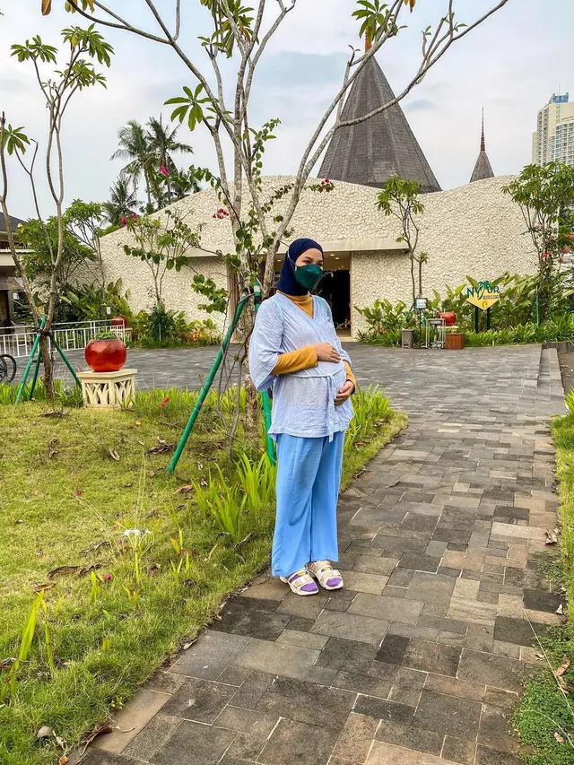 Melahirkan Anak Ketiga, Ini 7 Potret Perjalanan Kehamilan Marsha Natika