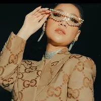 Penyanyi kelahiran 22 Maret 1983 sangat mengikuti mode tren anak muda. Ia sering memakai kacamata kece dengan bernuansa glamor dan blink-blink. BCL bergaya kekinian dengan kacamata warna emas ini berhasil bikin publik terkesima. (Liputan6.com/IG/@bclsinclair)