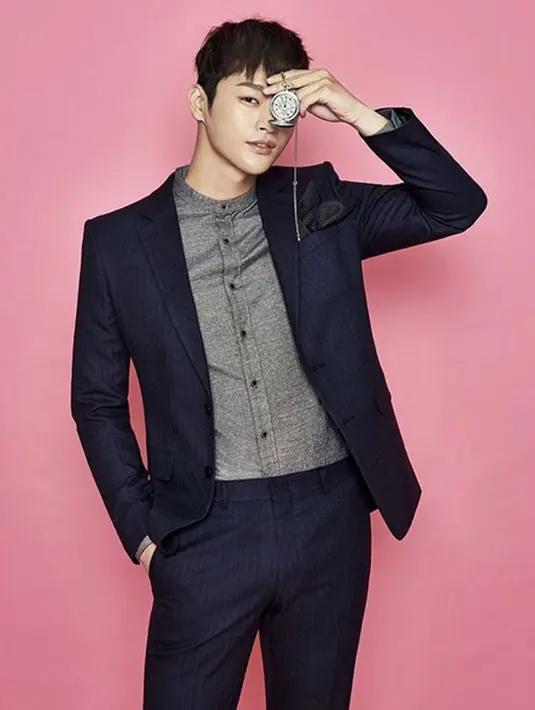 Wajib militer harus diikuti oleh seluruh pria dewasa di Negara Korea. Seo In Guk pun sudah daftar untuk periode 2017. Sekarang ia berharap setelah terjun di wamil ia akan mendapatkan bentuk tubuh yang lebih seksi. (Instagram/seo_cccc)