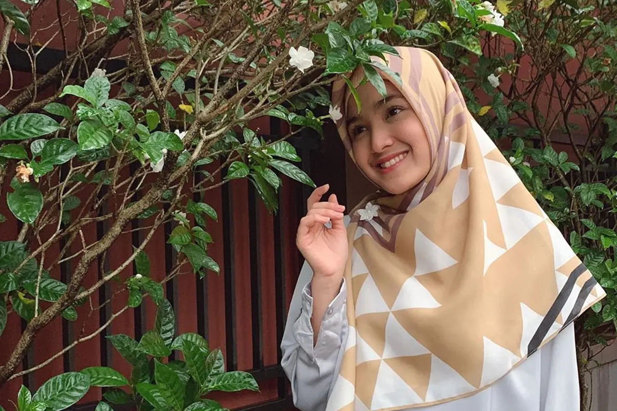 Gaya Anggun Cut Syifa saat Pakai Hijab, Tampil Modis