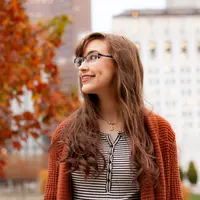 Ilustrasi Perempuan Dengan Lesng Pipi Credit: pexels.com/Matthias