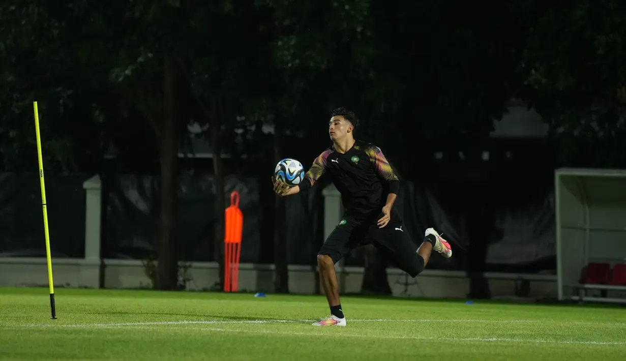Pesepak bola Timnas Maroko U-17 mengikuti latihan resmi jelang pertandingan babak perempat final Piala Dunia U-17 2023 di Lapangan Banyuanyar, Solo, Jawa Tengah, Jumat (24/11/2023). (LOC WCU17/RKY)