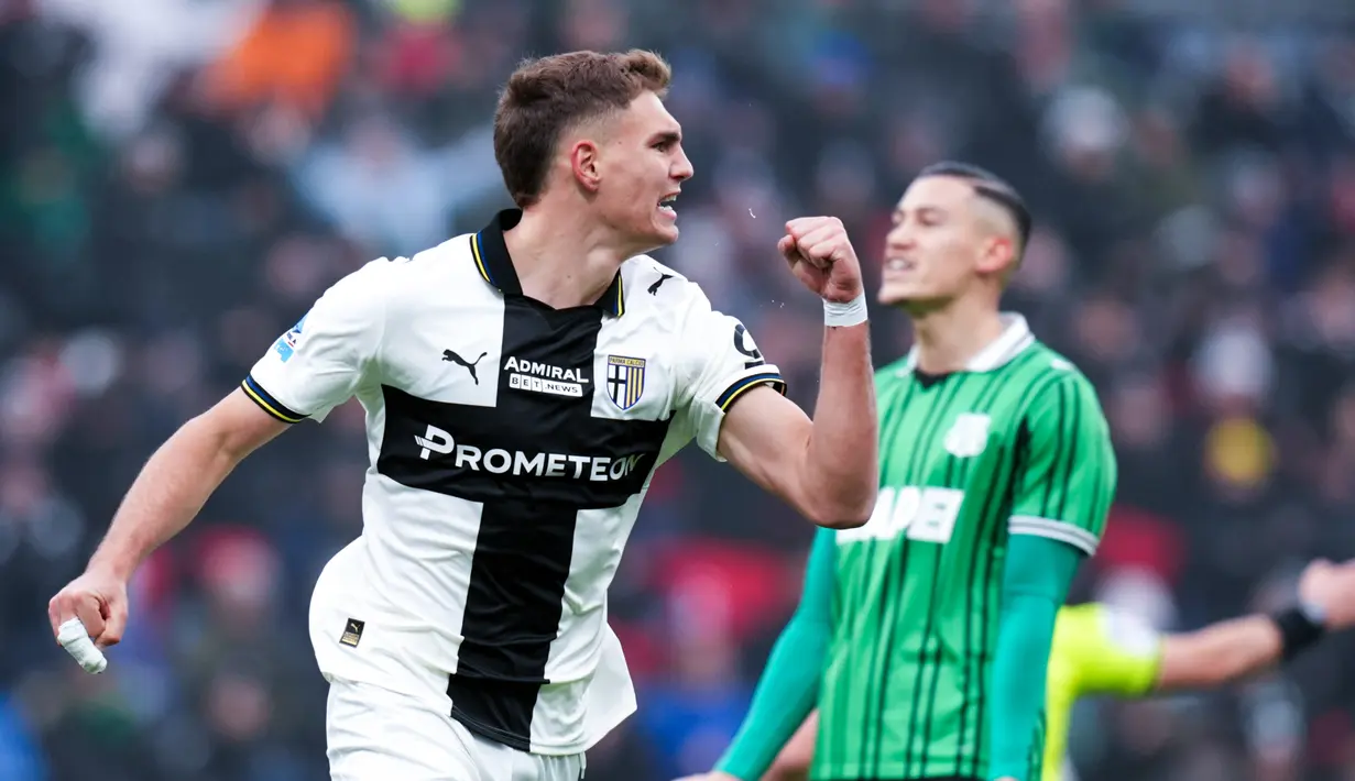 Pemain Parma, Mateo Pellegrino Casalanguida, melakukan selebrasi setelah mencetak gol ke gawang Sassuolo pada pekan ke-18 Serie A 2025/2026 di Mapei Stadium, Sabtu (03/01/2025). (Massimo Paolone/LaPresse via AP)