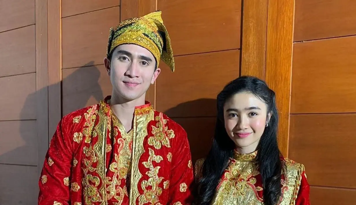 Beradu akting di sinetron Cinta Anak Muda, membuat Verrell Bramasta dengan Febby Rastanty selalu terlihat kompak. Seperti saat mereka serasi memakai pakaian adat khas Minangkabau. Keduanya terlihat sama-sama menawan,(Liputan6.com/IG/@bramastavrl)