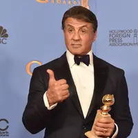 Meraih penghargaan di usia 69 tahun tentu sesuatu yang luar biasa. Pria yang akrab disapa Sly ini mampu mengungguli para pesaingnya yang jauh lebih muda, yaitu Paul Dano, Idris Elba, Mark Rylance dan Michale Shannon. (AFP/Bintang.com)