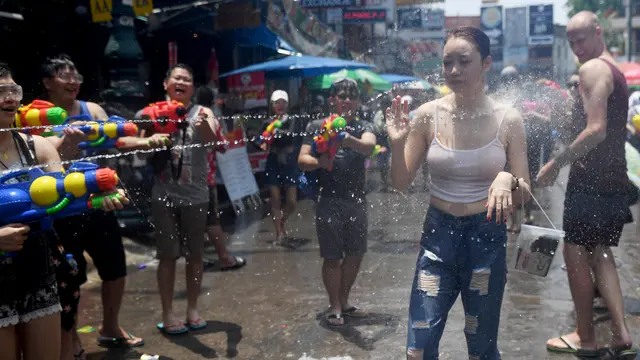Serunya Basah-basahan dalam Perang Air Tahunan di Thailand
