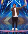 Penyanyi Cakra Khan mengikuti audisi America's  Got Talent 2023. Penyanyi kelahiran Pangandaran 31 tahun silam itu tampil spektakuler. Berhasil  membuat semua penonton dan juri. Sebelumnya, penampilannya sempat distop oleh Simon Cowell. [Youtube/America's Got Talent]