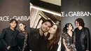 Sederet pasangan selebriti hadiri opening Dolce & Gabbana Store di Plaza Indonesia, Kamis (18/9/2025). Ada Mahalini Raharja-Rizky Febian, Aaliyah Massaid-Thariq Halilintar, hingga Tissa Biani-Dul Jaelani yang tampil glam dengan outfit serba hitam [@mahaliniraharja @aaliyah.massaid @tissabiani]