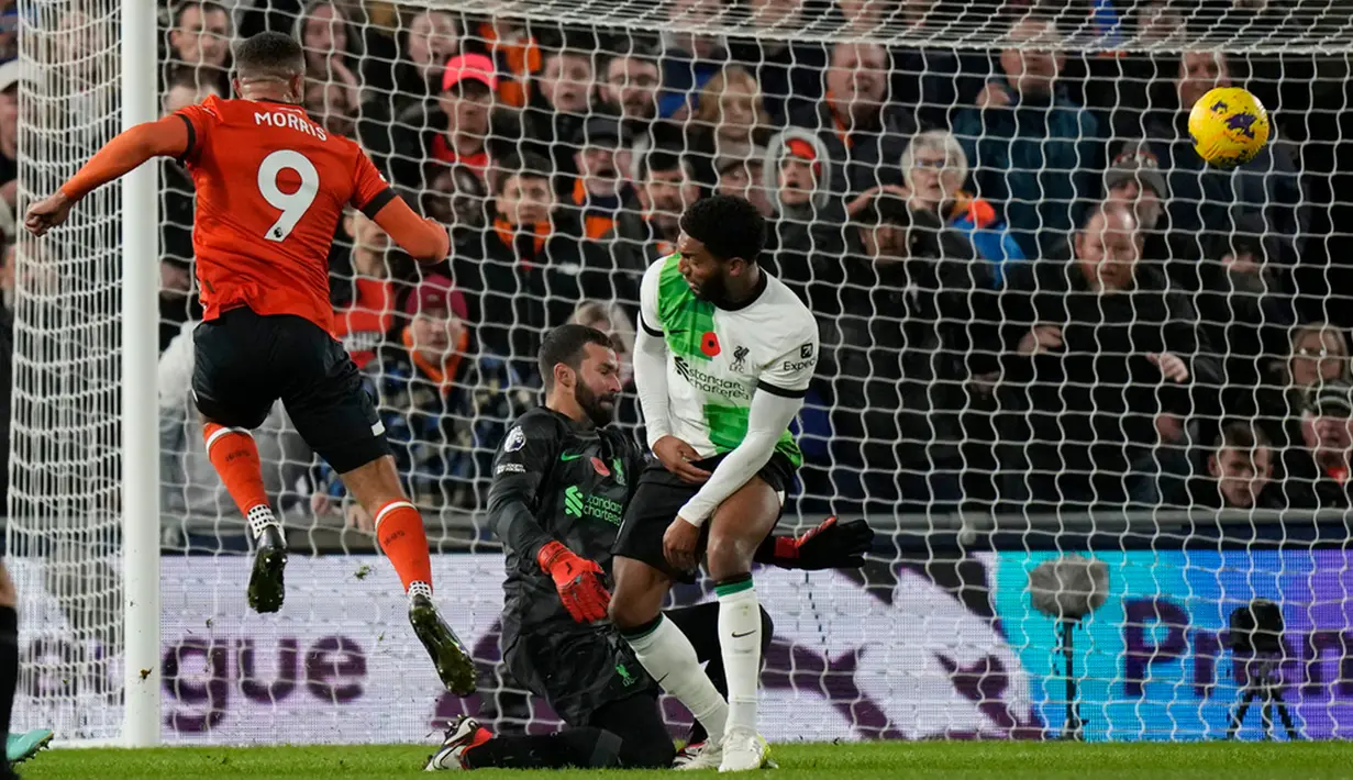 Pemain Luton Town, Carlton Morris mencoba mencetak gol ke gawang Liverpool. (Alastair Grant)