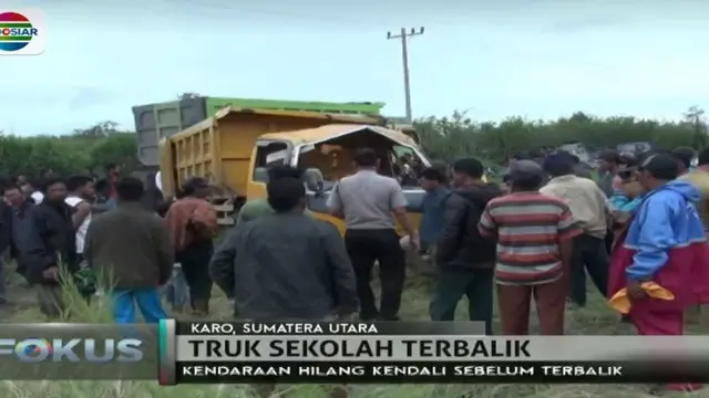 Ketika melintas di Desa Sigarang Garang truk hilang kendali dan terbalik.