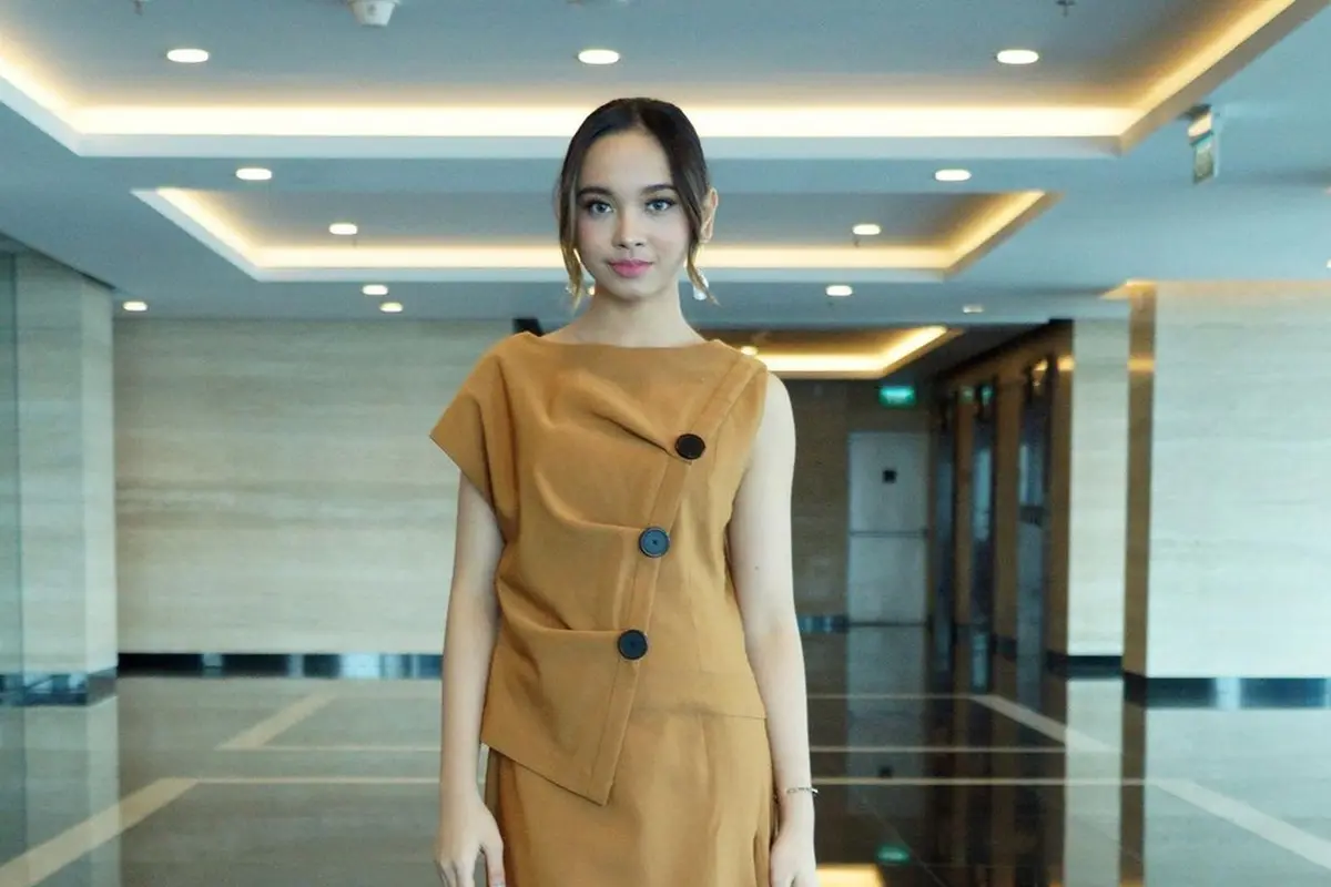 FOTO: Gaya Lyodra saat Menggunakan Simple Dress, Manis dan Menawan