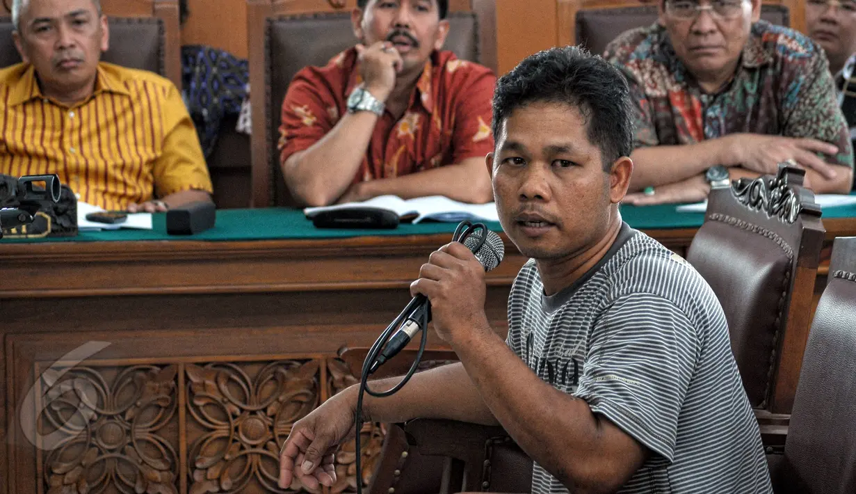 Irwansyah Siregar memberikan keterangan saat sidang lanjutan praperadilan Novel Baswedan di PN Jaksel, Jumat (5/6/2015). Irwansyah Siregar menceritakan kronologi penembakan dirinya oleh Novel Baswedan. (Liputan6.com/Yoppy Renato)  