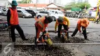 Pekerja membongkar aspal untuk mengganti bantalan rel kereta api di kawasan Stasiun Karet, Jakarta, Rabu (28/12). Perawatan dan pengecekan rutin rel kereta api itu guna menjamin keselamatan perjalanan kereta api. (Liputan6.com/Gempur M. Surya)