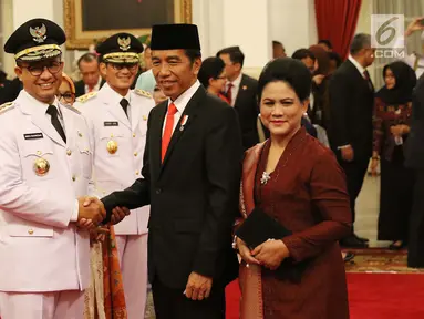 Presiden Joko Widodo memberikan selamat kepada Gubernur DKI Jakarta Anies Baswedan usai pelantikan di Istana Negara, Jakarta, Senin (16/10). Anies-Sandi dilantik menjadi Gubernur dan Wakil Gubernur DKI Jakarta periode 2017-2022.(Liputan6.com/Angga Yuniar)