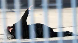 Kondisi wanita Palestina yang tertembak oleh polisi Israel di Qalandiya pos pemeriksaan dekat kota Ramallah, Tepi Barat (30/12). (Reuters/Mohamad Torokman)