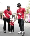 Keluarga Aurel Hermansyah dan Atta Halilintar tak ketinggalan merayakan HUT ke-78 RI mengenakan kaus merah dengan gambar bendera RI. [Instagram/aurelie.hermansyah]