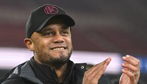 Manajer Burnley, Vincent Kompany tampak bangga usai mengantarkan tim asuhannya promosi ke Premier League 2023/2024. (Twitter/BurnleyOfficial)