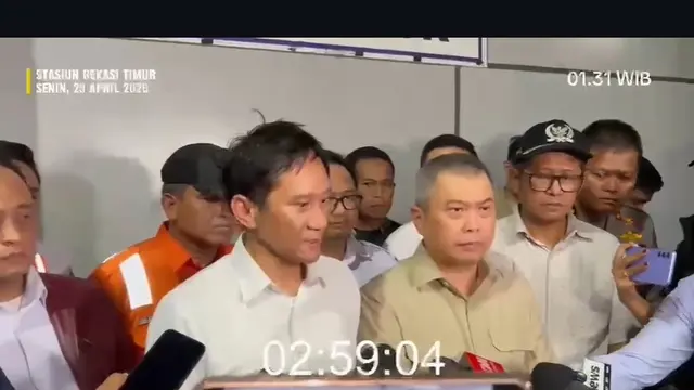 Dirut KAI Bobby Rasyidin dan Menteri Perhubungan (Menhub) Dudy Purwagandhi memberikan update lanjutan kecelakaan kereta di Stasiun Bekasi Timur.