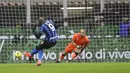 Pemain Inter Milan Romelu Lukaku mencetak gol ke gawang Lazio dari titik penalti pada pertandingan Liga Italia di Stadion San Siro, Milan, Italia, Minggu (14/2/2021). Inter Milan akhirnya menggusur AC Milan dari puncak klasemen Liga Italia usai mengalahkan Lazio 3-1. (AP Photo/Luca Bruno)