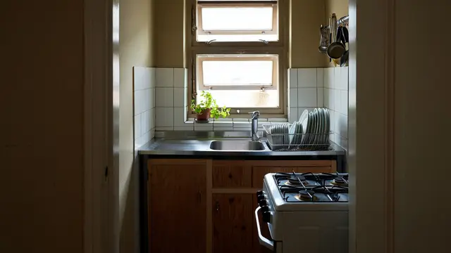 Desain Jendela Kecil untuk Dapur Sederhana (AI)