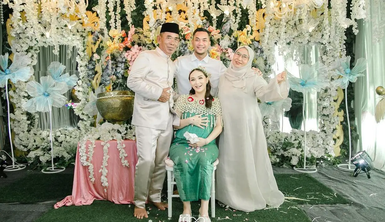 Zaskia Gotik berpose bersama kedua orangtuanya dan suaminya. (FOTO: instagram.com/zaskia_gotix)