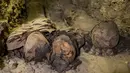 Mumi terbungkus kain linen ditemukan di ruang pemakaman di Provinsi Minya, Mesir, Sabtu (2/2). Situs ini ditemukan dalam sebuah ekskavasi pada Februari tahun lalu. (AP Photo/Roger Anis)