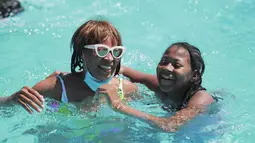 Pengunjung bersenang-senang di sebuah kolam renang di New York, Amerika Serikat (27/7/2020). Gelombang panas melanda New York City pada Senin (27/7) dengan suhu tertinggi mencapai lebih dari 36 derajat Celsius. (Xinhua/Wang Ying)