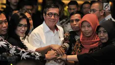 Menkumham Yasonna Laoly (tengah) bersama terpidana kasus pelanggaran ITE Baiq Nuril (dua kanan) dan lainnya bersalaman usai mengadakan pertemuan di Kantor Menkumham, Jakarta, Senin (8/7/2019). Pertemuan Baiq Nuril dan Yasonna Laoly untuk membahas pemberian amnesti. (merdeka.com/Iqbal Nugroho)