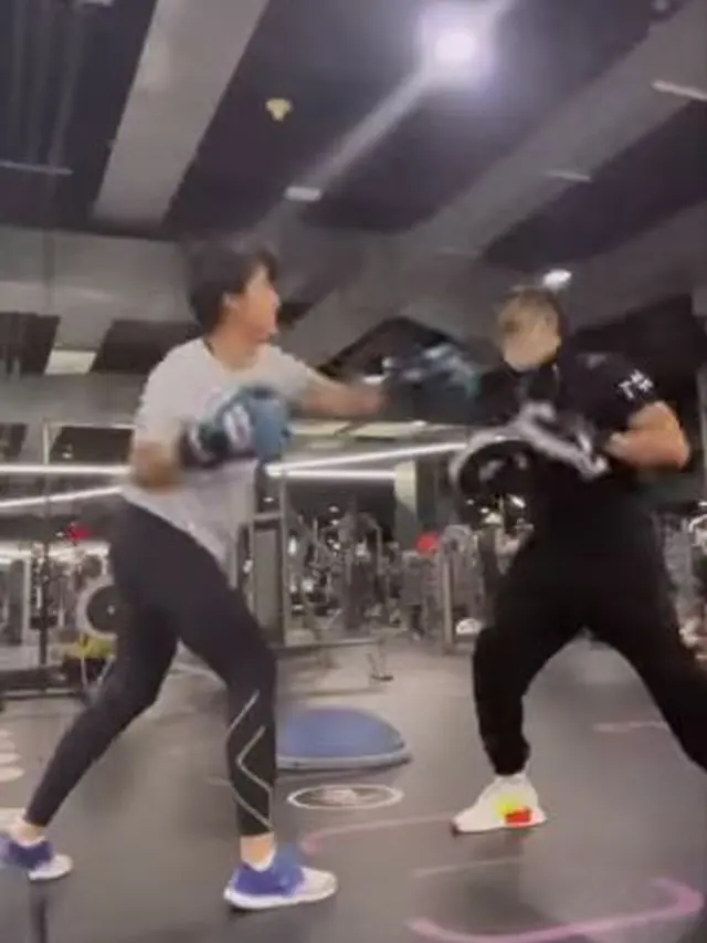 Ussy Sulistiawaty berolahraga di gym (Instagram/ussypratama)