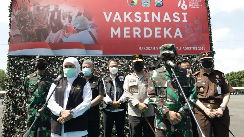 Khofifah menghadiri vaksinasi massal di lapangan Kodam V Brawijaya Surabaya. (Dian Kurniawan/Liputan6.com)