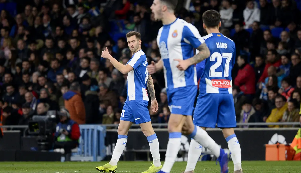 Perayaan gol pemain Espanyol sempat memperkecil ketertinggalan pada menit ke-15 pada laga lanjutan La Liga yang berlangsung di stadion Cornellà-El Prat, Espanyol, Senin (28/1). Espanyol tumbang 2-4 kontra Real Madrid. (AFP/Josep Lago)