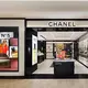Setelah pindah dari lantai pertama, butik ini kini ditempatkan secara strategis di dalam area Fragrance & Beauty di lantai dua. Dengan luas lebih dari 195 meter persegi, Ruang ini menafsirkan kembali estetika abadi melalui palet warna hitam dan putih khasnya, yang dipertegas dengan sentuhan emas yang berkilauan. Garis-garis yang bersih dan sederhana secara halus membedakan dunia yang berbeda yang didedikasikan untuk makeup, fragrance, skincare, dan produk eksklusif butik, yang masing-masing mengekspresikan kode-kode halus dari House.
