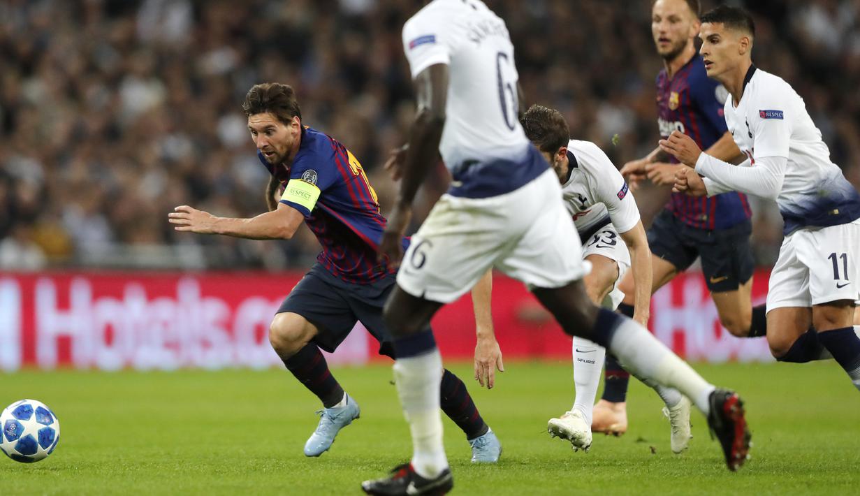Striker Barcelona, Lionel Messi, berusaha melewati pemain Tottenham Hotspur pada laga Liga Champions di Stadion Wembley, Rabu (3/10/2018).  Barcelona menang 4-2 atas Tottenham Hotspur. (AP/Frank Augstein)