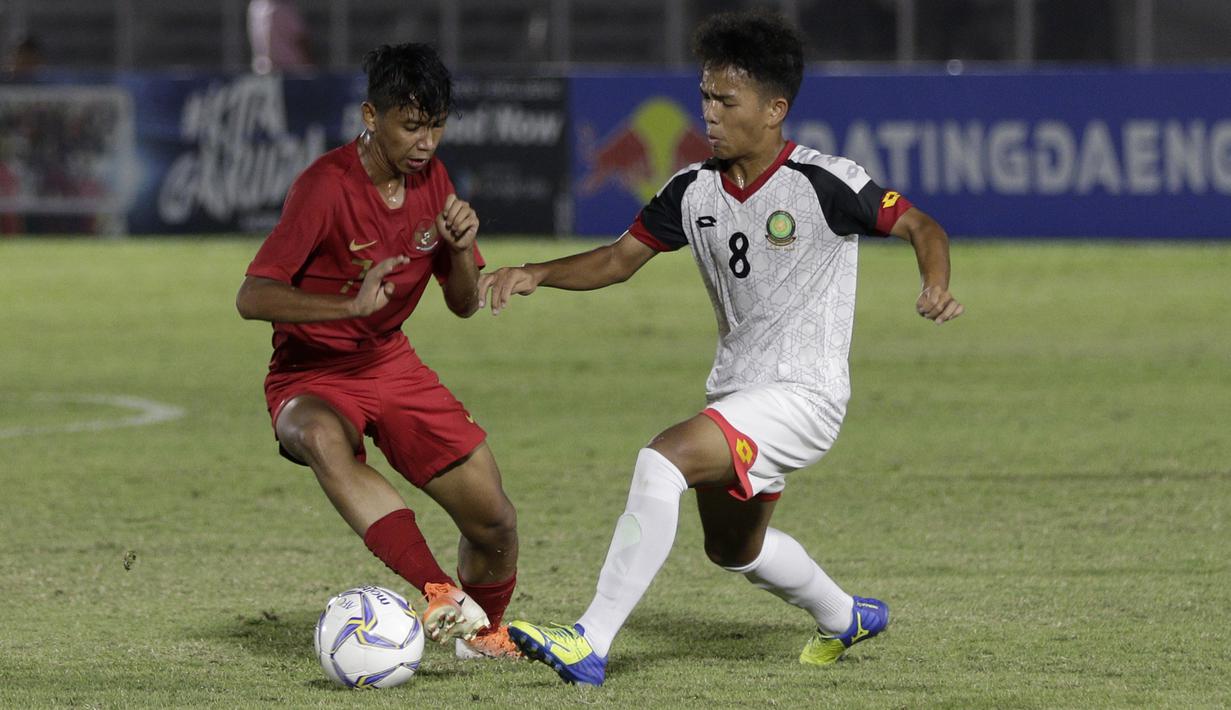 Gelandang Timnas Indonesia U-16, Mochamad Faizal, berebut bola dengan pemain Brunei Darussalam pada laga babak Kualifikasi Piala AFC U-16 2020 di Stadion Madya, Jakarta, Jumat (20/9). Indonesia menang 8-0 atas Brunei. (Bola.com/Yoppy Renato)