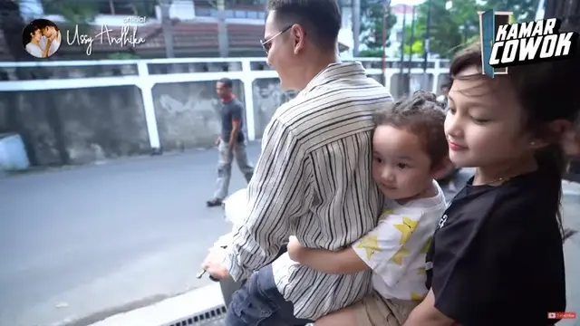7 Momen Andhika Pratama Ajak Ussy Sulistiawaty dan Anak Naik Vespa