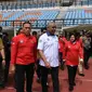 Ketua Umum PSSI Mochamad Iriawan bersama Wali Kota Surabaya Tri Rismaharini (Risma) meninjau lapangan ke Stadion Utama Gelora Bung Tomo (GBT) Surabaya pada Senin, 1 Februari 2020. (Foto: Liputan6.com/Dian Kurniawan)