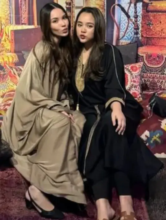 Alyssa Daguise mengenakan kaftan coklat polos. Ia memadukannya dengan kitten stiletto heels hitam. [@alyssadaguise]
