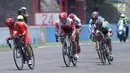 Atlet ParaCycling, Martin Losu (tengah) saat laga di nomor Mens C5 Road RaceAsian Para Games 2018 di Sirkuit Sentul Bogor, Selasa (9/10). Martin Losu meraih perunggu dengan waktu 2 jam 18.58 menit. (Liputan6.com/Helmi Fithriansyah)