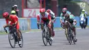 Atlet ParaCycling, Martin Losu (tengah) saat laga di nomor Mens C5 Road RaceAsian Para Games 2018 di Sirkuit Sentul Bogor, Selasa (9/10). Martin Losu meraih perunggu dengan waktu 2 jam 18.58 menit. (Liputan6.com/Helmi Fithriansyah)