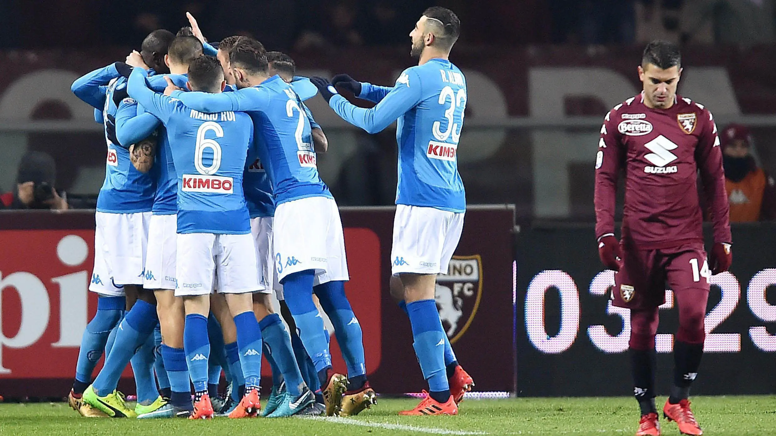 Para pemain Napoli merayakan gol yang dicetak oleh Kalidou Koulibaly ke gawang Torino . (AP/Alessandro Di Marco)